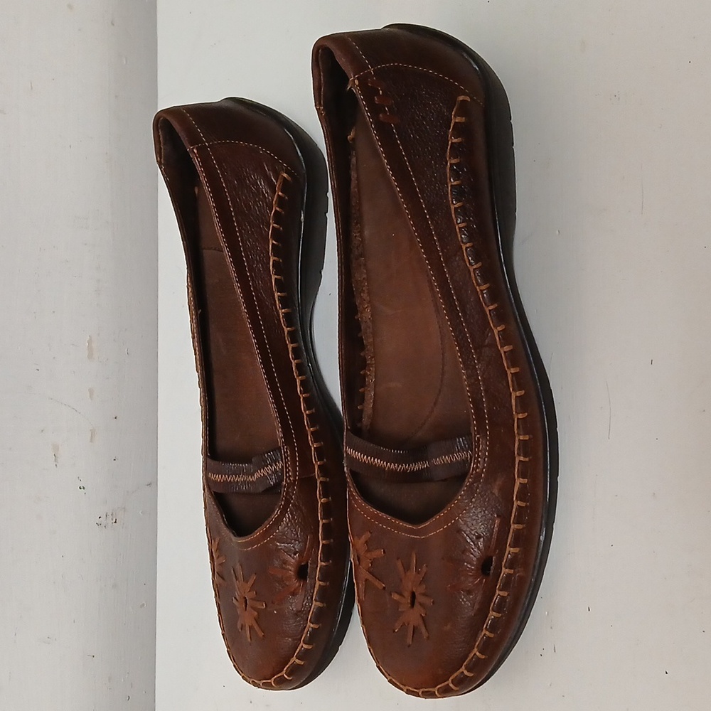 Nurture Women's 9M Zinger Brown Flats - Picture 2 of 7